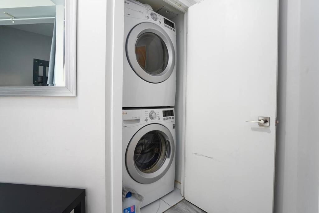 1504 Brand New Best Location 1Br Den With Amazing View Toronto Eksteriør billede